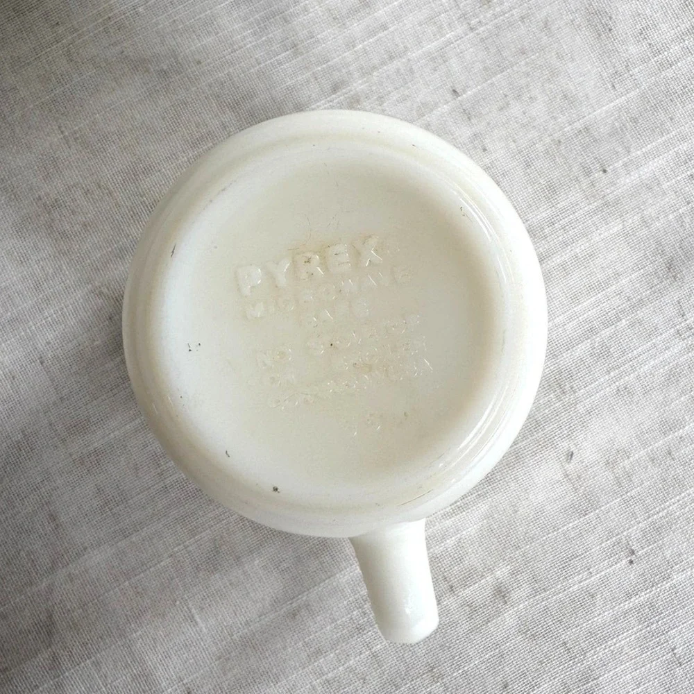 Pyrex vintage milk